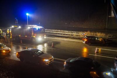 A81/Mundelsheim: PKW kracht auf regennasser Fahrbahn in die Leitplanke - ein Verletzter